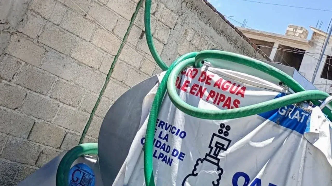Desde temprano comienzan a cargar las pipas en el pozo de la hoja en Naucalpan