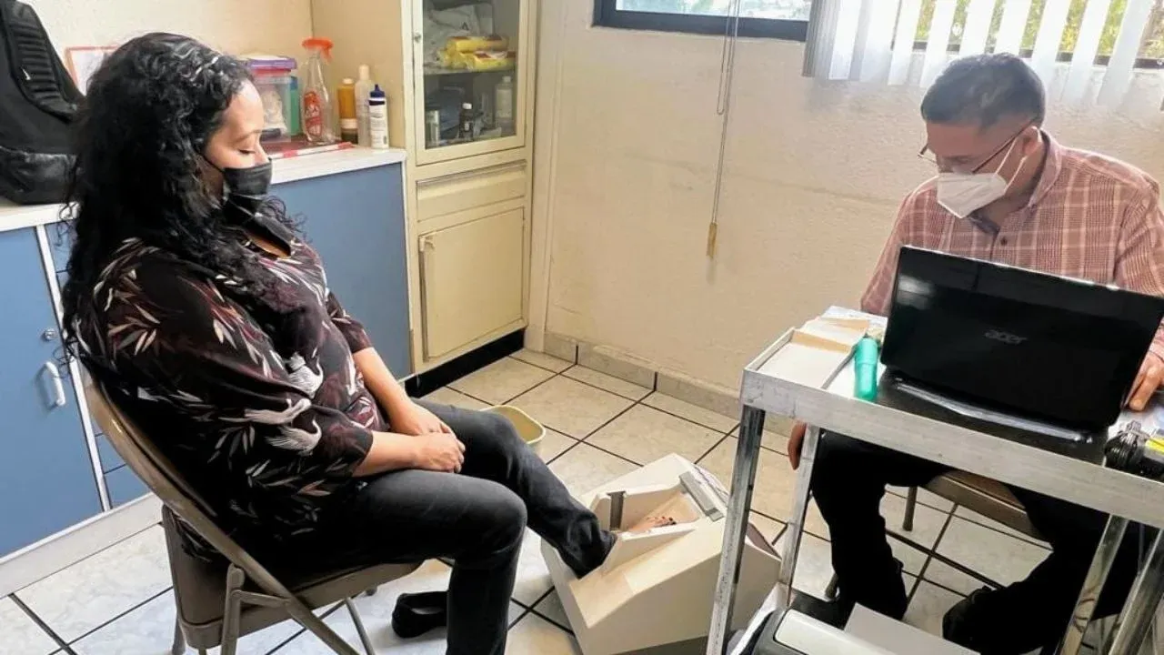 DIF Naucalpan realiza estudio Doppler para detectar insuficiencia venosa