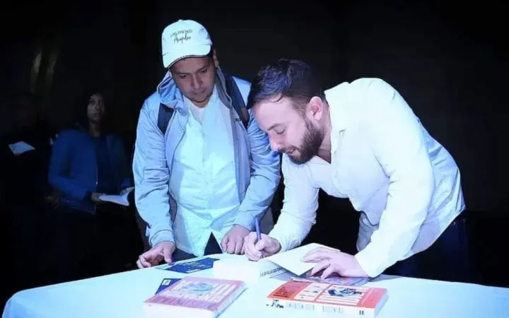 Exitosa presentación del libro "Generación Idiota" de Agustín Laje en Naucalpan