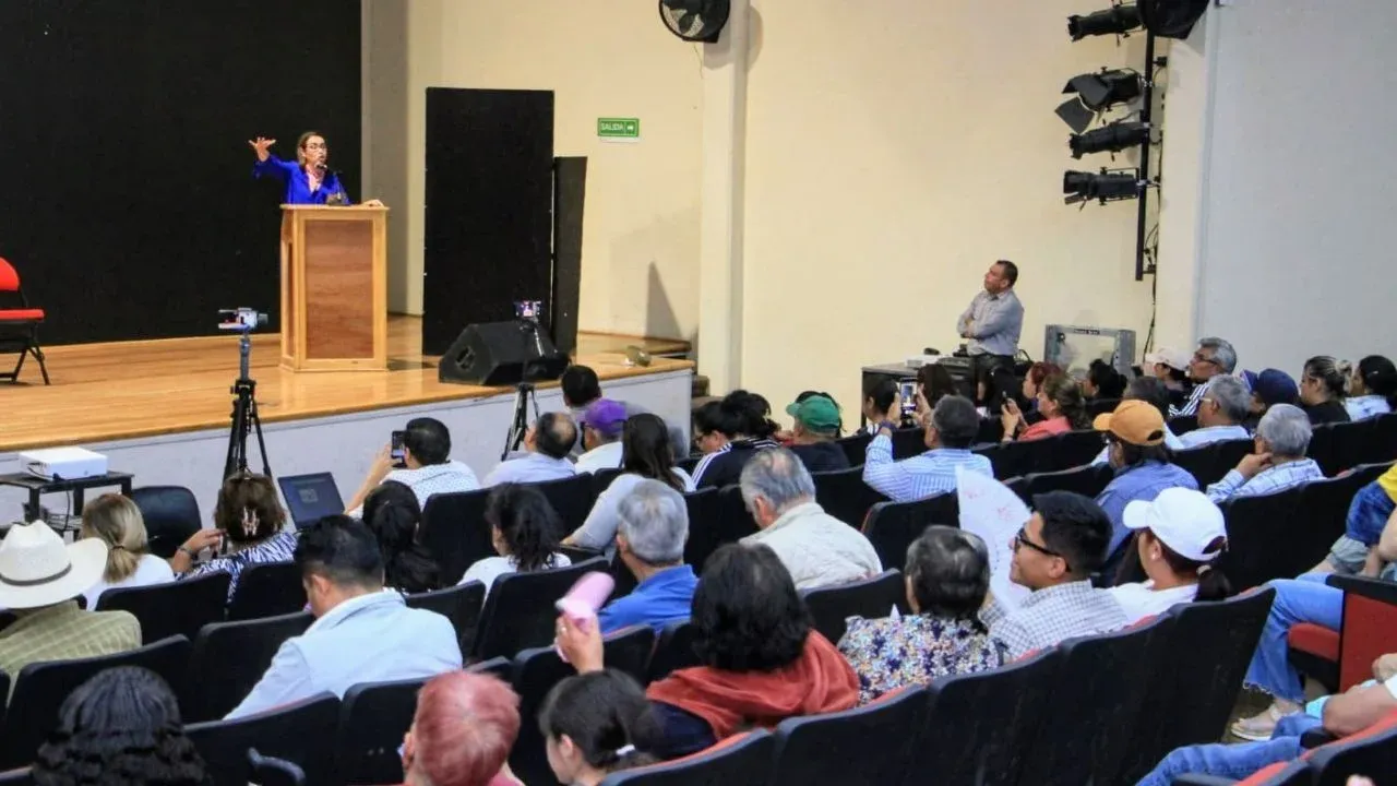 La legisladora Azucena Cisneros urgió a regularizar 60 por ciento del territorio de Ecatepec