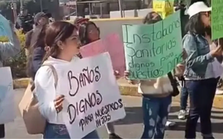 Padres de Familia mantienen bloqueado acceso a Escuela Leyes de Reforma en Naucalpan