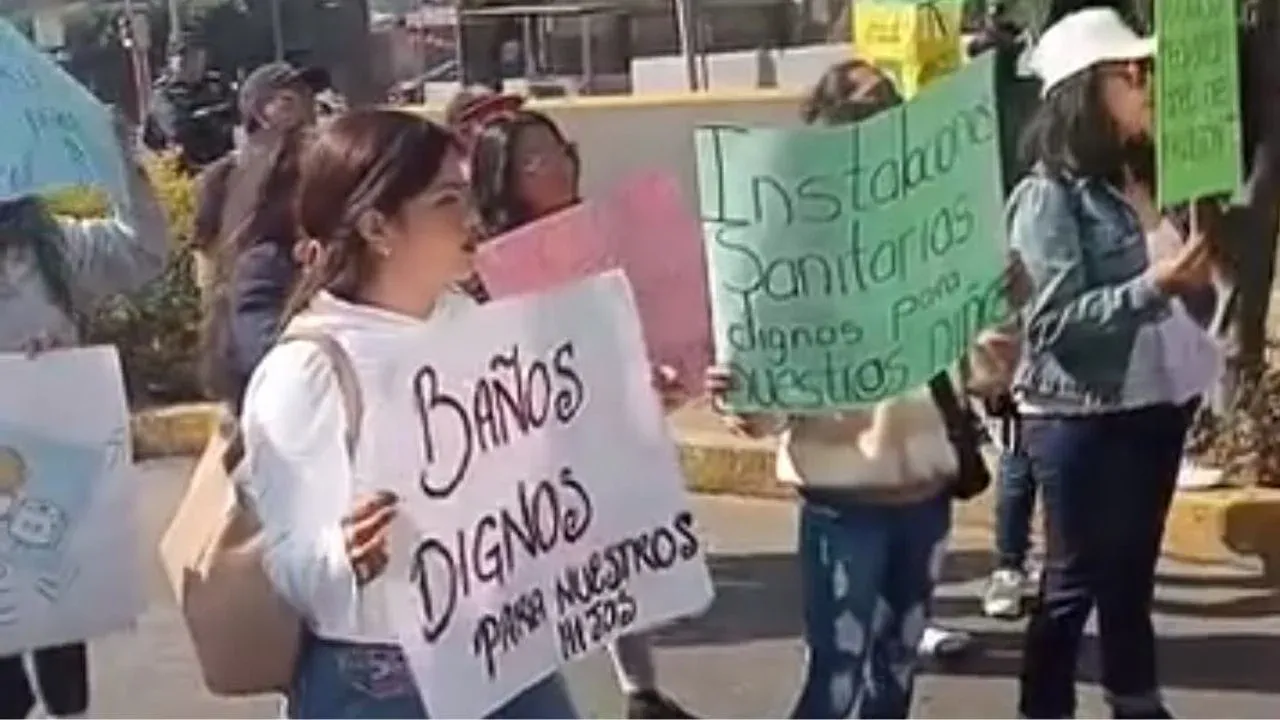 Padres de Familia mantienen bloqueado acceso a Escuela Leyes de Reforma en Naucalpan