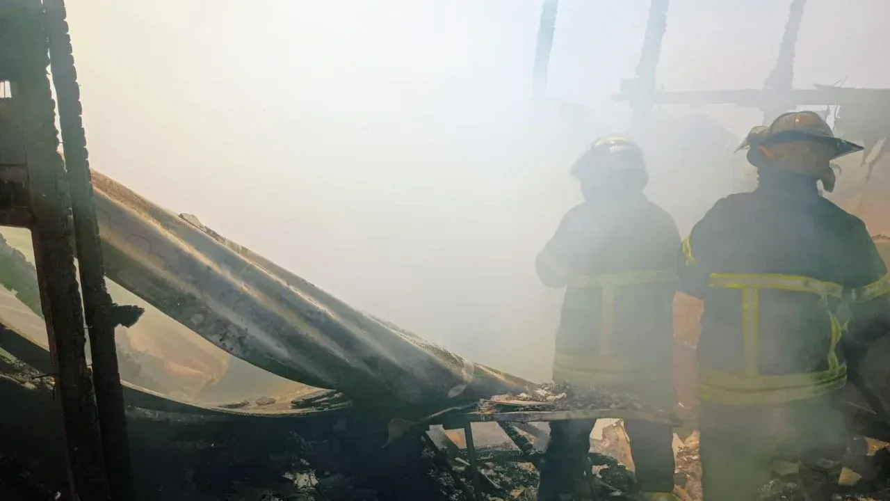 Policías de Naucalpan rescata a seis personas durante incendio en una vivienda