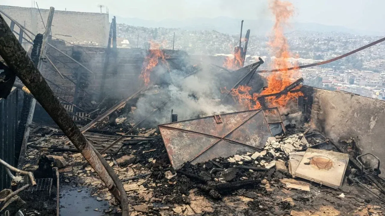 Policías de Naucalpan rescata a seis personas durante incendio en una vivienda