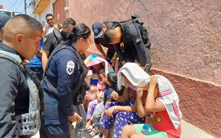 Policías de Naucalpan rescata a seis personas durante incendio en una vivienda