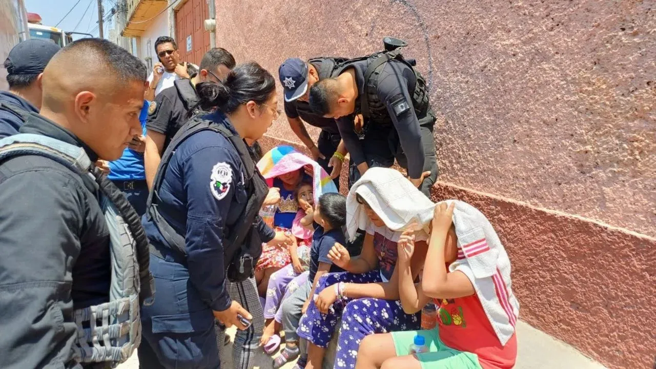 Policías de Naucalpan rescata a seis personas durante incendio en una vivienda