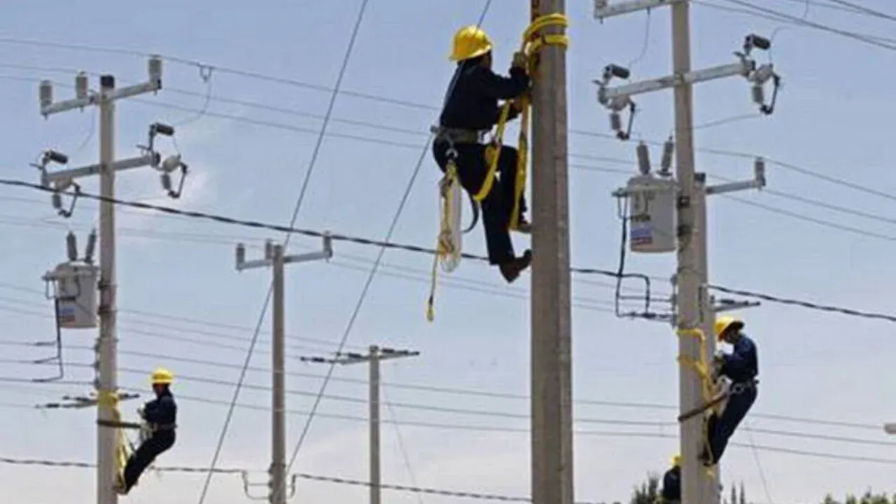 Reconocen habitantes de Naucalpan centro sustitución de poste de luz en riesgo