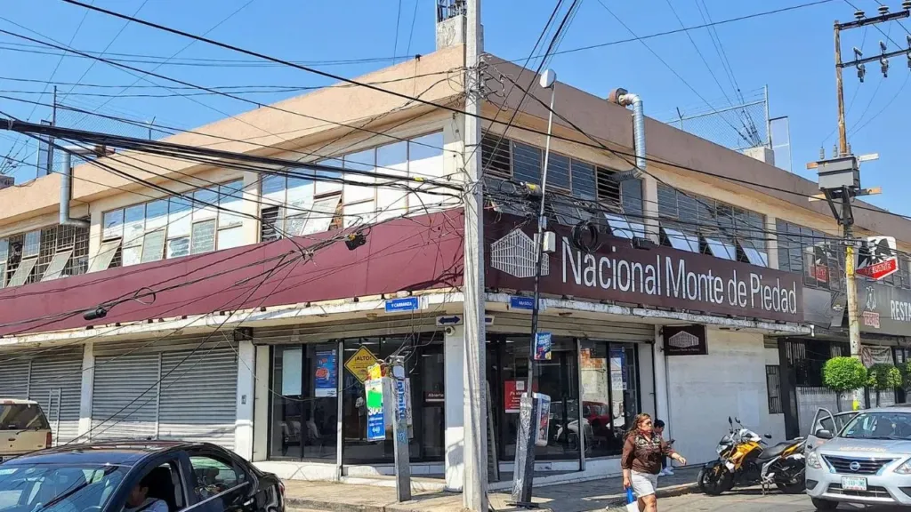 Reconocen habitantes de Naucalpan centro sustitución de poste de luz en riesgo