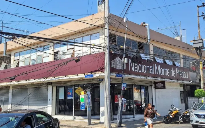Reconocen habitantes de Naucalpan centro sustitución de poste de luz en riesgo