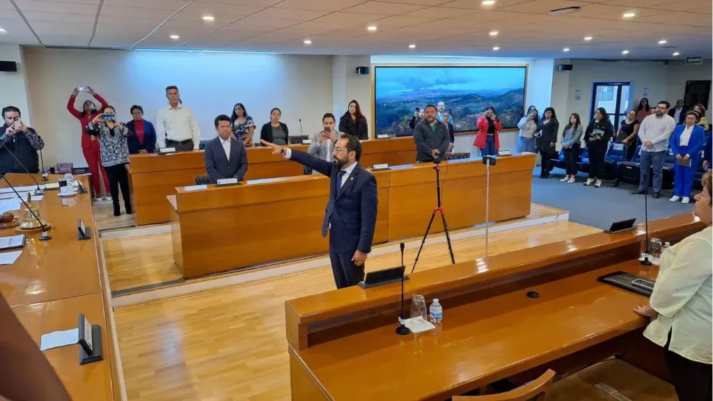 Toma protesta como Presidente Municipal de Naucalpan por Ministerio de Ley Favio Eliel Calderón Bárcenas