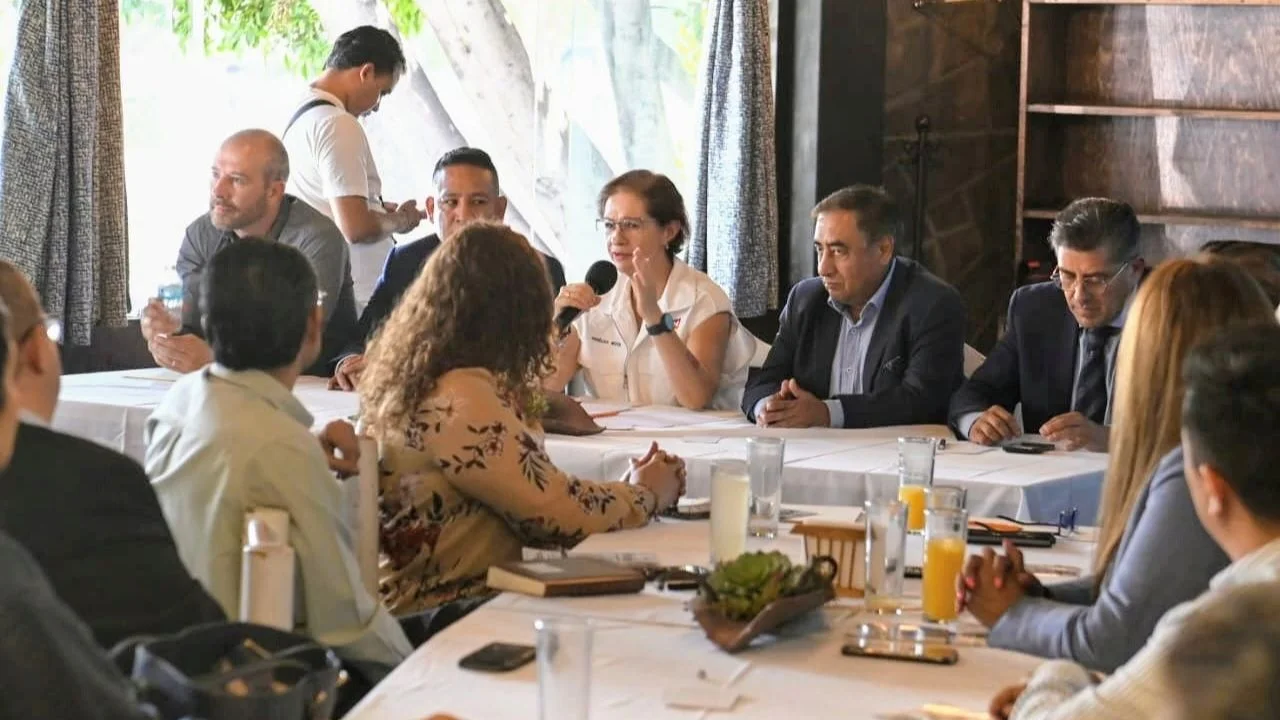 Sostiene encuentro la candidata de Fuerza y Corazón por México a la alcaldía de Naucalpan Angélica Moya con cámaras empresariales