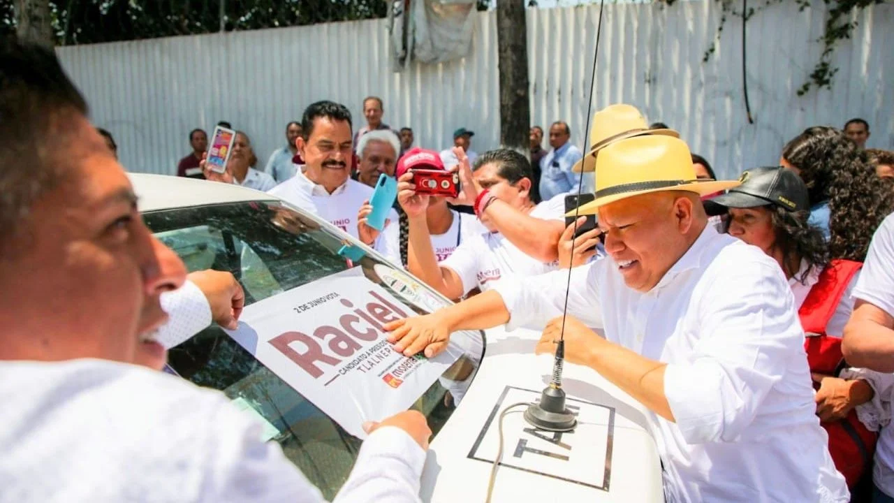 Realiza Raciel Pérez Cruz campaña de pega de microperforados en unidades del Transporte público de Tlalnepantla