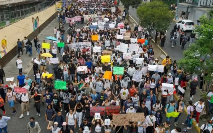 Nueva manifestación de estudiantes del CCH Naucalpan exige mayor seguridad