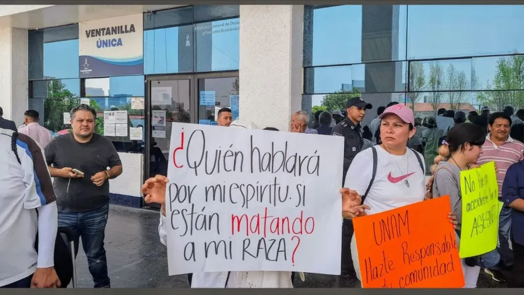 Padres de Familia de Estudiantes del CCH Naucalpan marchan para exigir seguridad