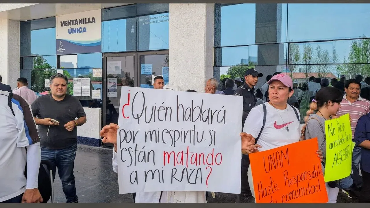 Padres de Familia de Estudiantes del CCH Naucalpan marchan para exigir seguridad