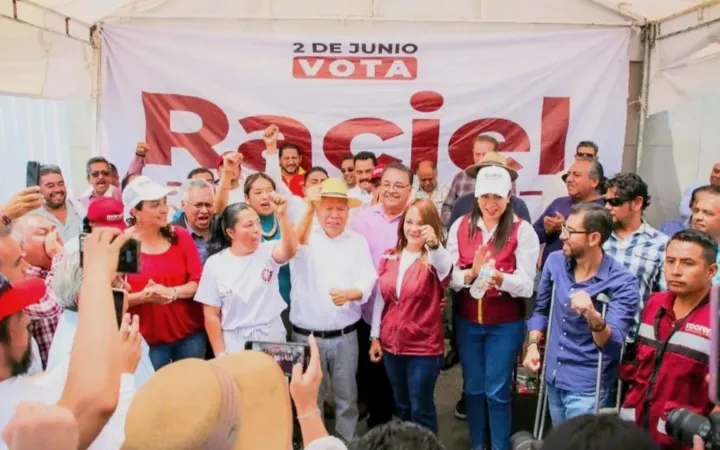 Realiza Raciel Pérez Cruz campaña de pega de microperforados en unidades del Transporte público de Tlalnepantla