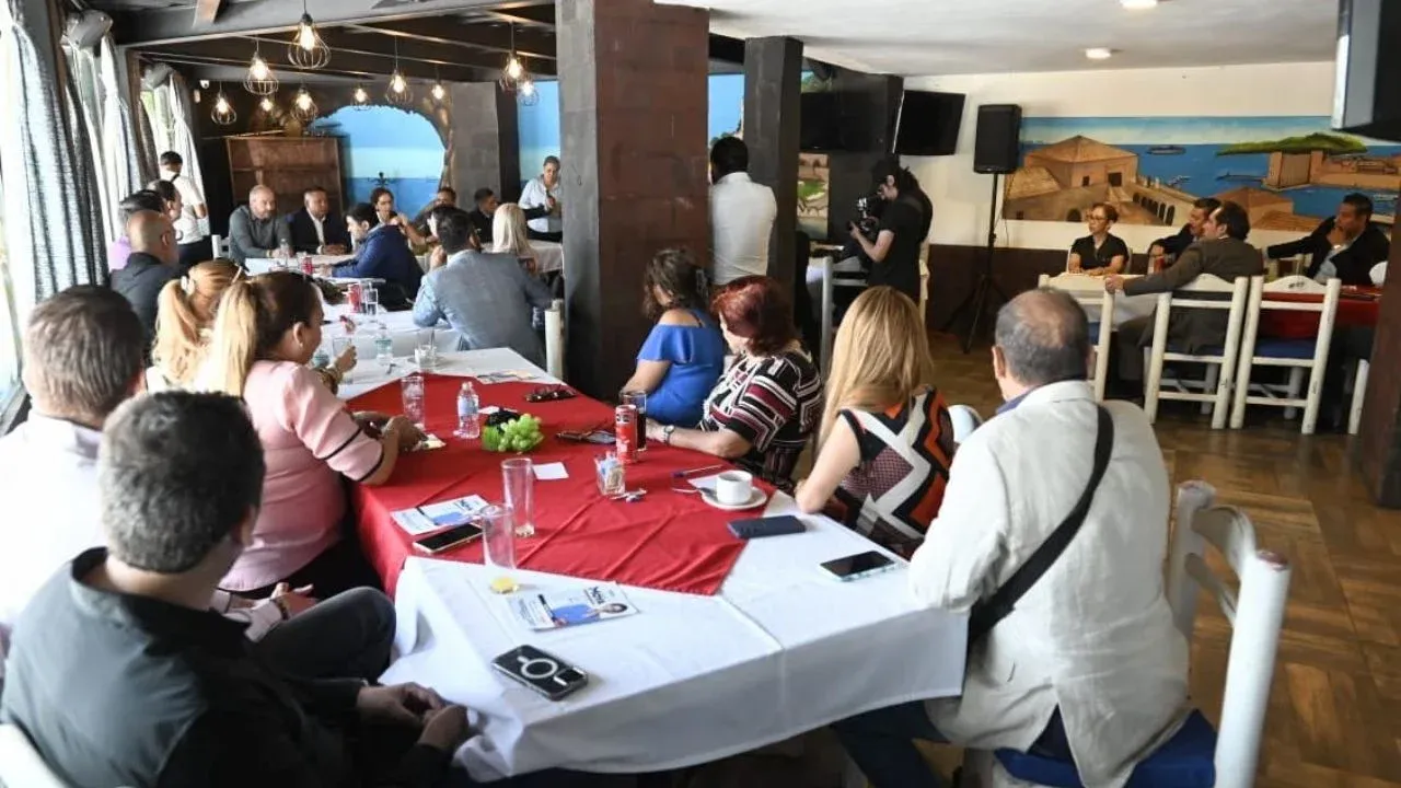 Sostiene encuentro la candidata de Fuerza y Corazón por México a la alcaldía de Naucalpan Angélica Moya con cámaras empresariales