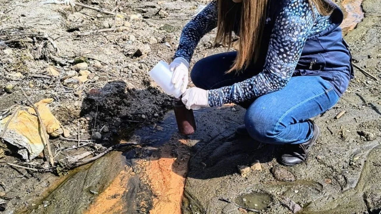 SAPASA analiza agua de la Presa Madín en Atizapán de Zaragoza ante reportes de alga azulverde y olores desagradables