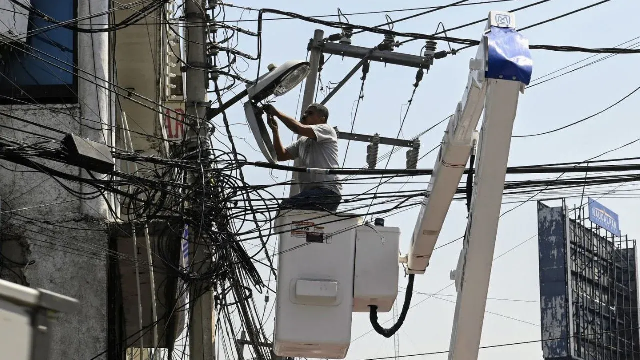 Adquiere Naucalpan grúas para dar mantenimiento a alumbrado publica cuya inversión superó los 5 mdp