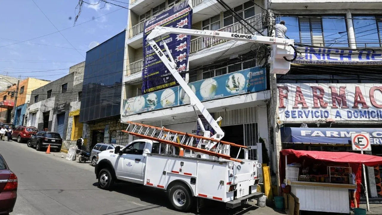 Adquiere Naucalpan grúas para dar mantenimiento a alumbrado publica cuya inversión superó los 5 mdp