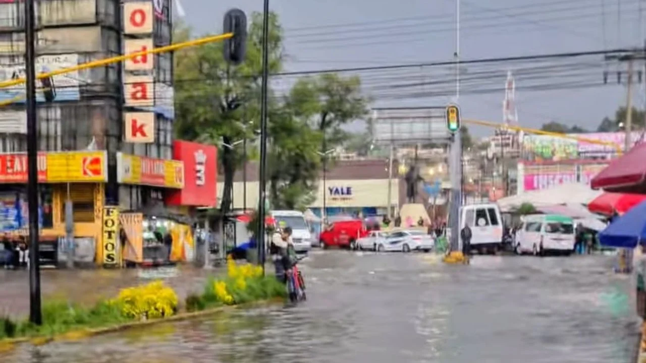 Sorprende a Naucalpenses intensa lluvia que provocó fuertes inundaciones en el primer cuadro del municipio