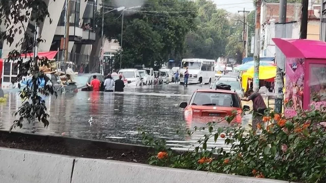 Sorprende a Naucalpenses intensa lluvia que provocó fuertes inundaciones en el primer cuadro del municipio