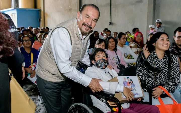 Entrega Pedro Rodríguez apoyos alimentarios a familias Atizapenses
