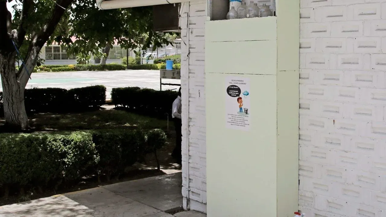 Estudiantes mexiquenses crean un “ECO-Muro”, novedoso sistema de captación de agua pluvial