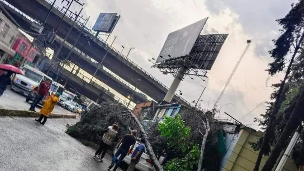 Sorprende a Naucalpenses intensa lluvia que provocó fuertes inundaciones en el primer cuadro del municipio