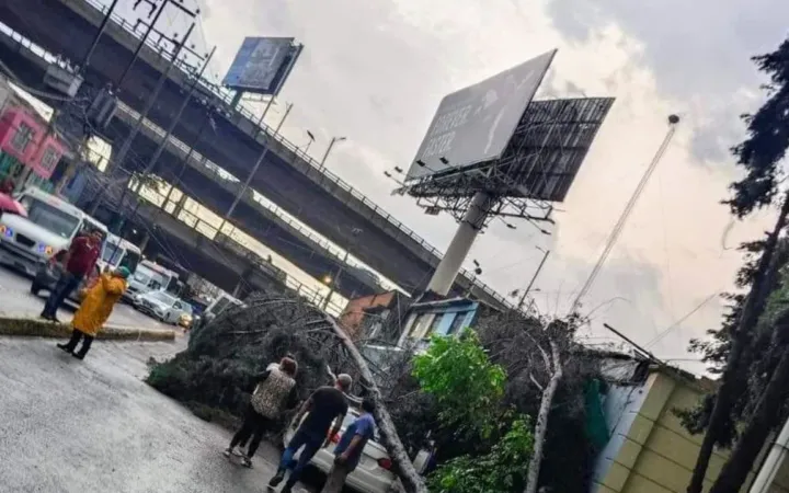 Sorprende a Naucalpenses intensa lluvia que provocó fuertes inundaciones en el primer cuadro del municipio