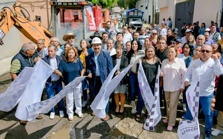 Agradecen a Pedro Rodríguez rehabilitación de calle Coatlicue en San Miguel Xochimanga municipio de Atizapán de Zaragoza