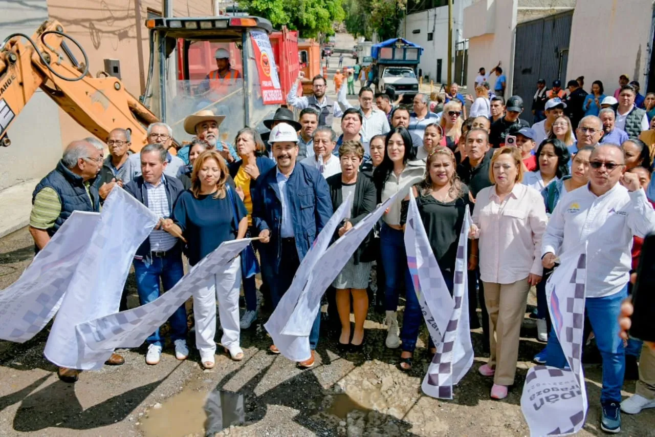 Agradecen a Pedro Rodríguez rehabilitación de calle Coatlicue en San Miguel Xochimanga municipio de Atizapán de Zaragoza