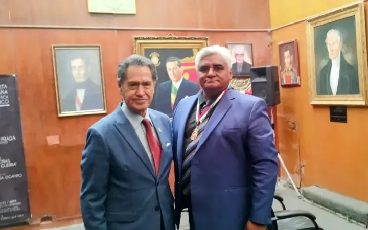 Condecora la SOMEGEM al Arquitecto Cuauhtémoc Rodríguez Gracia Presidente de Fomento Cultural Torres de Satélite