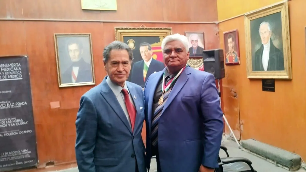 Condecora la SOMEGEM al Arquitecto Cuauhtémoc Rodríguez Gracia Presidente de Fomento Cultural Torres de Satélite