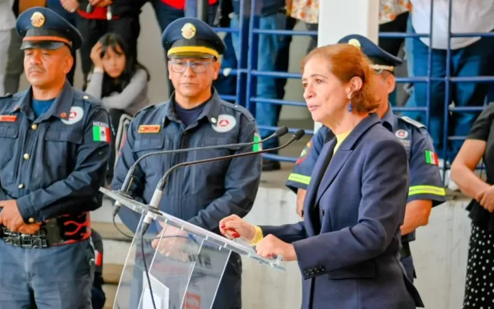 Entrega Angélica Moya estímulos económicos y equipo a Bomberos de Naucalpan