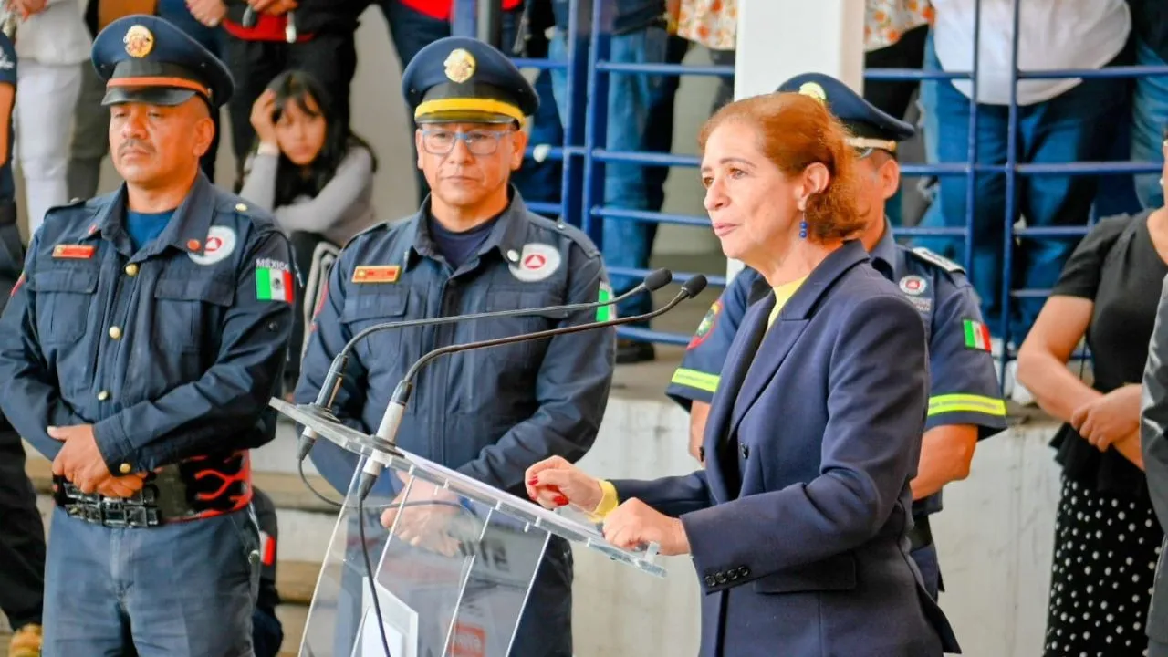 Entrega Angélica Moya estímulos económicos y equipo a Bomberos de Naucalpan