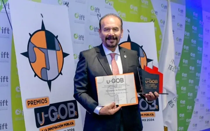 Recibe Pedro Rodríguez Premio U-GOB por el Desarrollo de la Aplicación " Atizapán te Escucha "