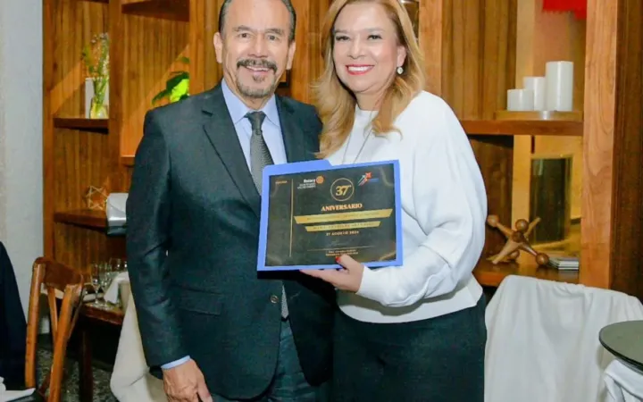 Rotarios de Valle Escondido reconocen labor altruista de Paty Arévalo, Presidenta del Sistema DIF de Atizapán de Zaragoza