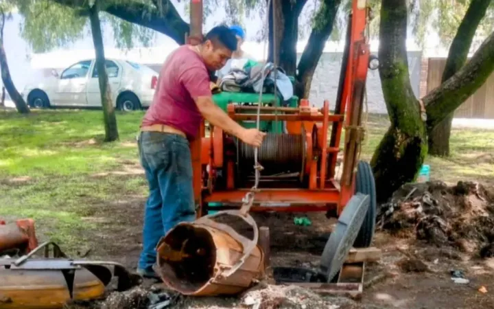 Trabajadores de Naucalpan remueven basura y lodo que dejó intensa lluvia