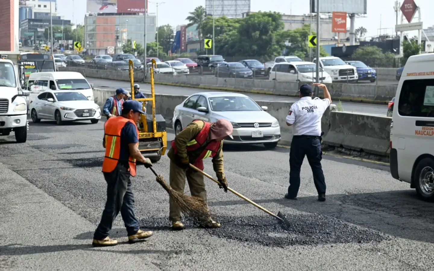 Repara Gobierno de Naucalpan más de 100 baches en laterales de periférico norte