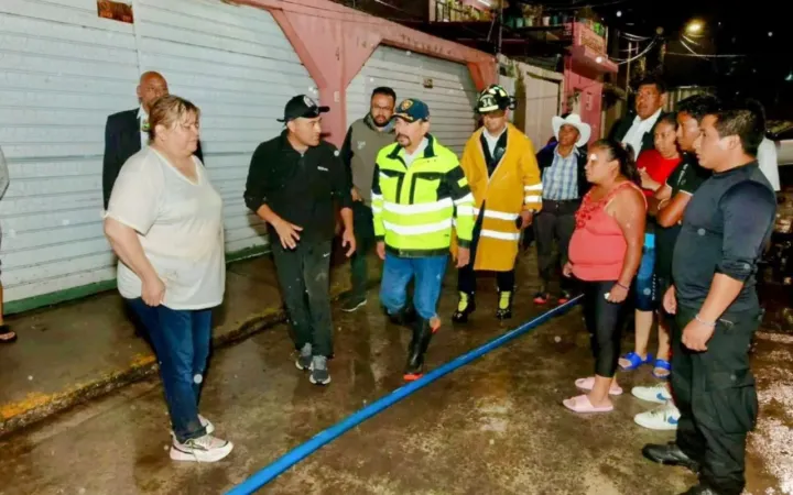 Visita Pedro Rodríguez a vecinas y vecinos afectados por las lluvias en Atizapán de Zaragoza
