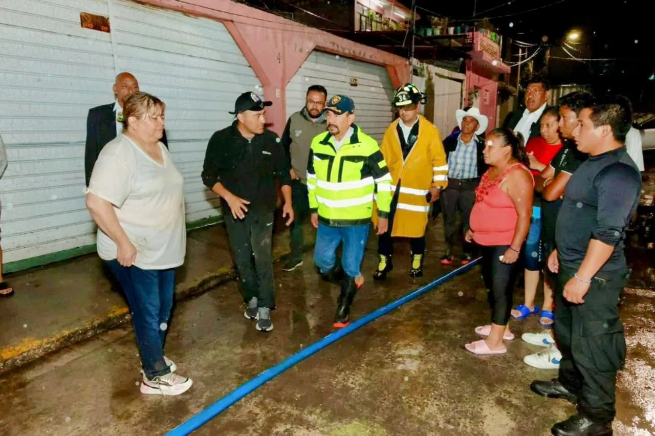 Visita Pedro Rodríguez a vecinas y vecinos afectados por las lluvias en Atizapán de Zaragoza
