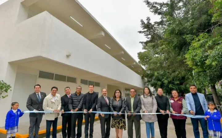 Entrega Pedro Rodríguez alcalde de Atizapán de Zaragoza obras de equipamiento educativo