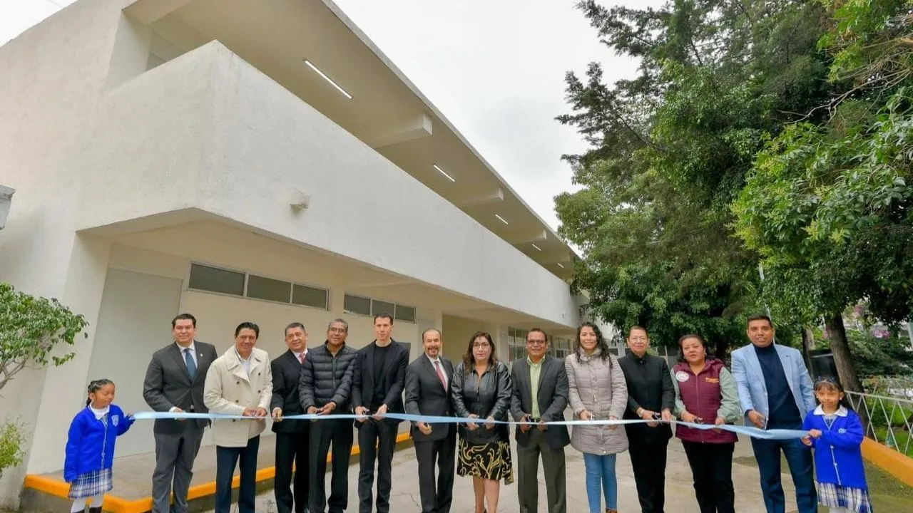 Entrega Pedro Rodríguez alcalde de Atizapán de Zaragoza obras de equipamiento educativo