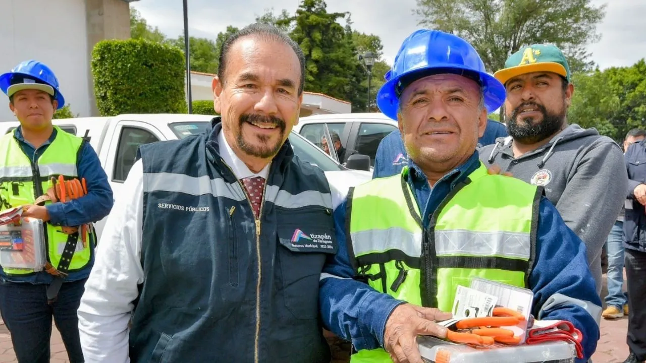 Entrega Pedro Rodríguez en Atizapán de Zaragoza equipo de trabajo para mejorar servicios