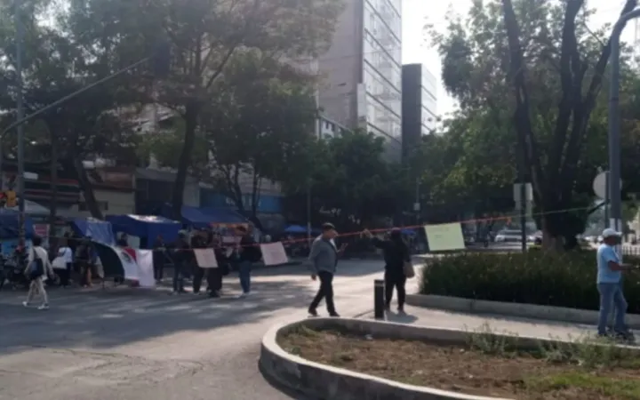 Manifestación frente a la Fiscalía General de Justicia: Resistencia Civil Pacífica denuncia abuso de autoridad por parte de la policía capitalina