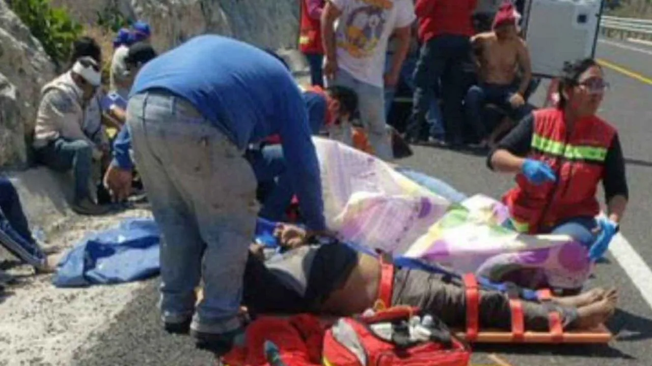 Trágico Accidente en Oaxaca: Autobús de Regreso de Mitin de Sheinbaum Volca y Deja Decenas de Víctimas