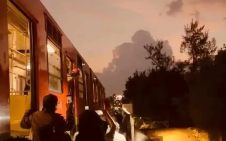 Usuarios Obligados a Caminar sobre las Vías del metro