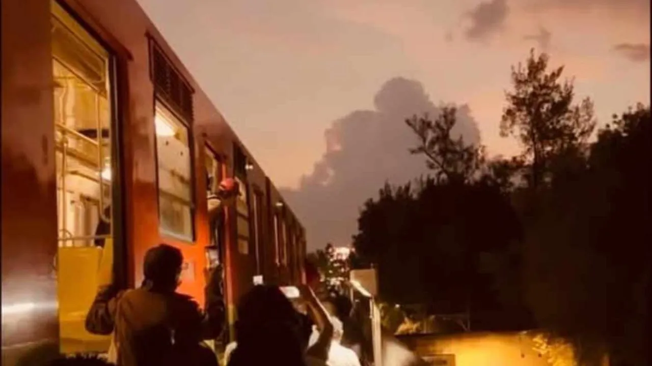 Usuarios Obligados a Caminar sobre las Vías del metro