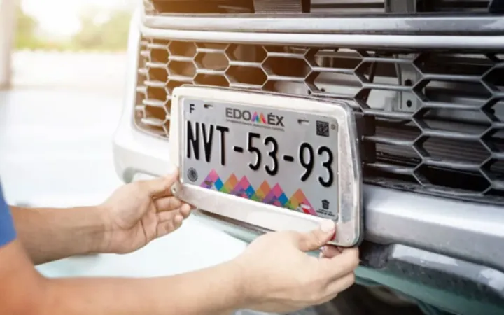 ¿Sabías que en México ya no puedes usar ciertos tipos de portaplacas? Aquí te contamos lo que debes saber